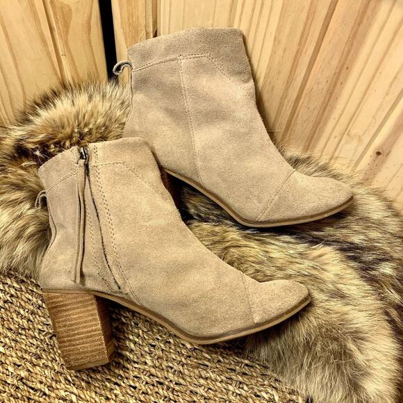 Toms Lunata Heeled Ankle Boots 8.5 Taupe Suede Tassled Booties Boho Neutral Tan - Picture 1 of 11